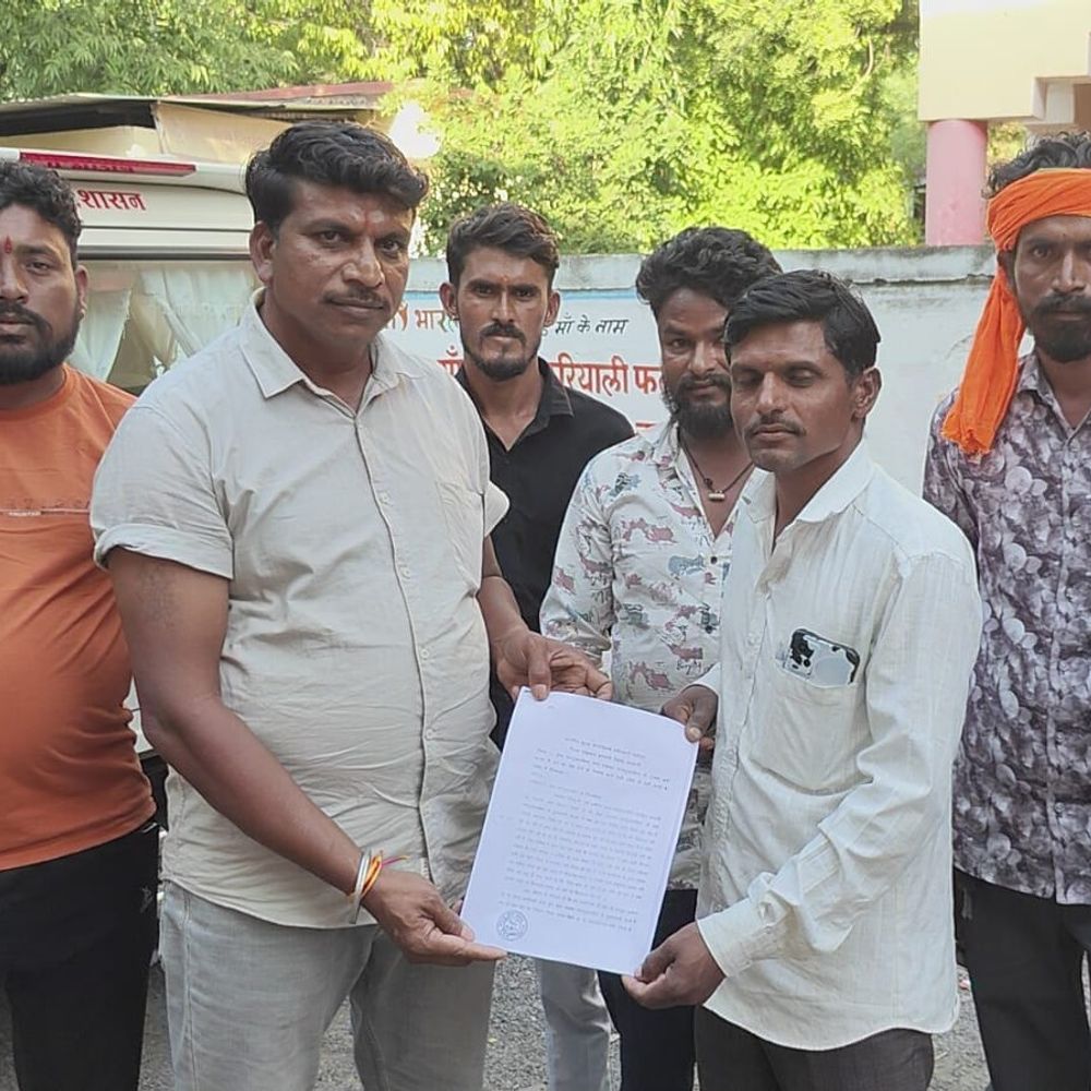 बड़वानी में चेकडैम-निर्माण में सिर्फ पत्थर भरे जा रहे:सीमेंट का लेप लगाया, जनपद पंचायत सीईओ को सौंपी शिकायत