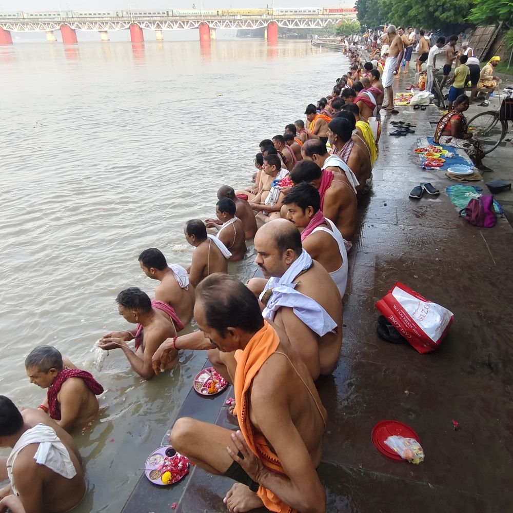 उन्नाव में पितृपक्ष के पांचवें दिन श्रद्धालुओं ने किया तर्पण:गंगा तट पर उमड़ी भीड़, घरों में भी हुए श्राद्ध कर्म और दान