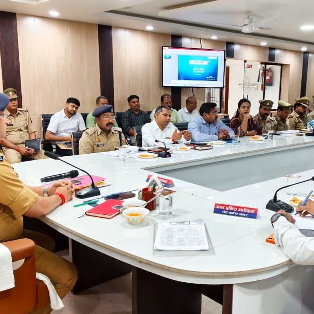 संत कबीरनगर पुलिस लाइन में एसपी की अपराध गोष्ठी:त्योहारों में संवेदनशील जगहों पर बढ़ेगी निगरानी, फरार आरोपियों की गिरफ्तारी पर जोर