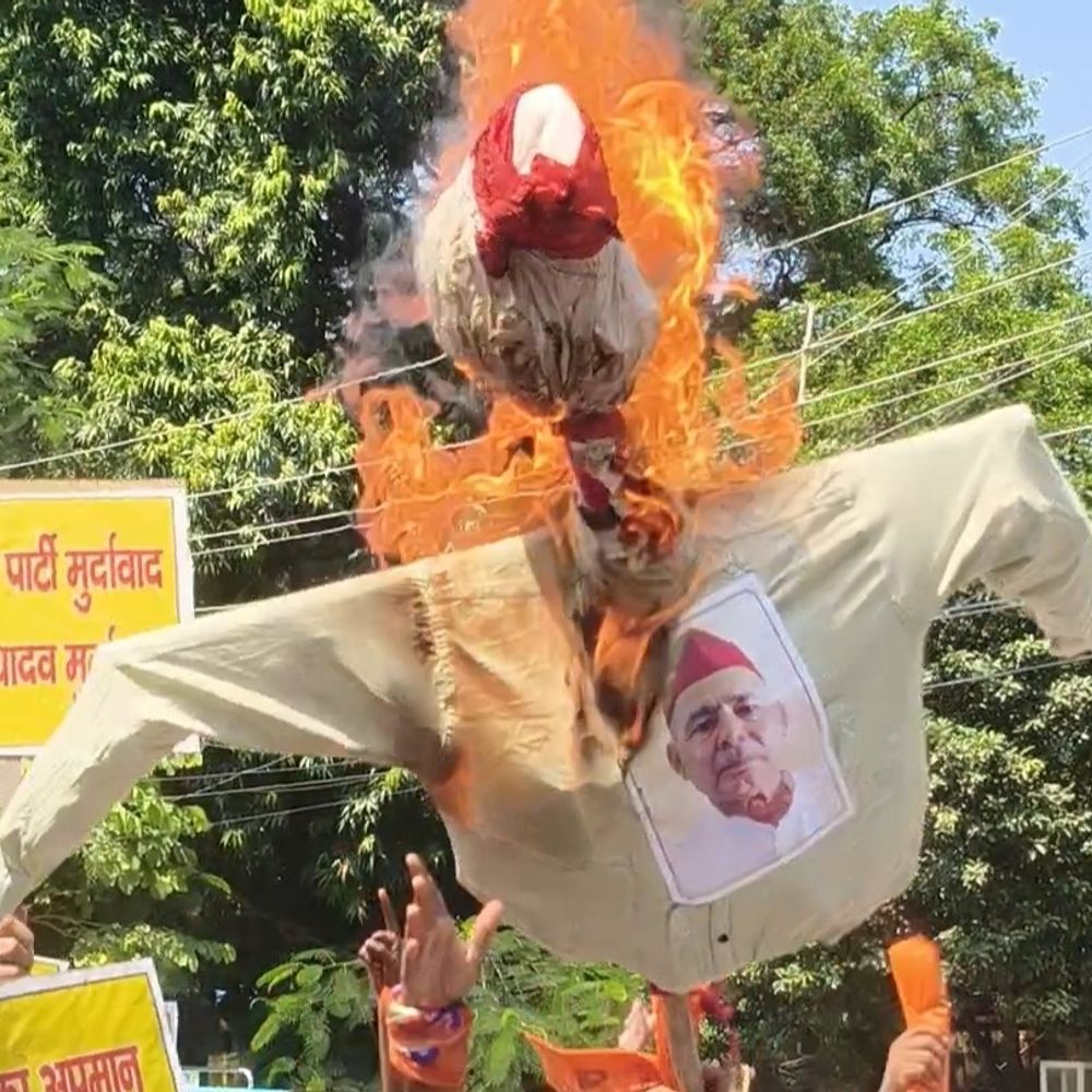जिपं अध्यक्ष पर जातिगत-टिप्पणी के बाद भाजपा का फूटा गुस्सा:सपा मुखिया अखिलेश यादव और शराफत अली दोनों का फूंका पुतला