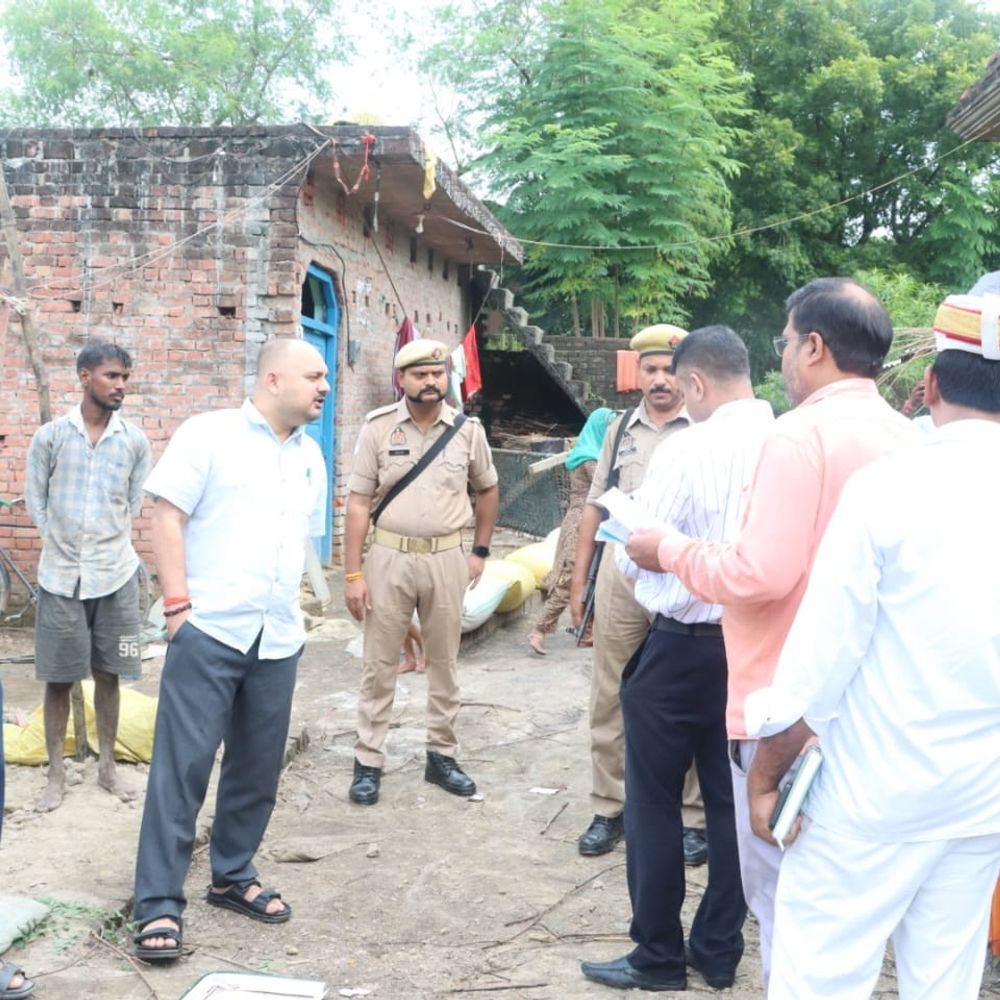 आपदा रिपोर्ट में लापरवाही पर लेखपाल सस्पेंड:प्रतापगढ़ में क्षतिग्रस्त मकान देखने पहुंचे डीएम, परिवार को 1.20 लाख की मदद के निर्देश