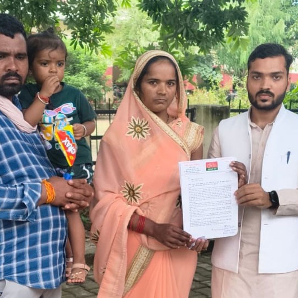 देवरिया में शिवानंद के परिवार ने DM से लगाई गुहार:पांच महीने बाद भी कार्रवाई नहीं, पत्नी को सरकारी नौकरी की मांग