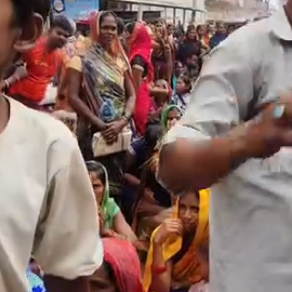 सिसवा बाजार में महिलाओं का प्रदर्शन:मूलभूत सुविधाओं को लेकर सौंपा ज्ञापन, समाधान न होने पर दी चेतावनी