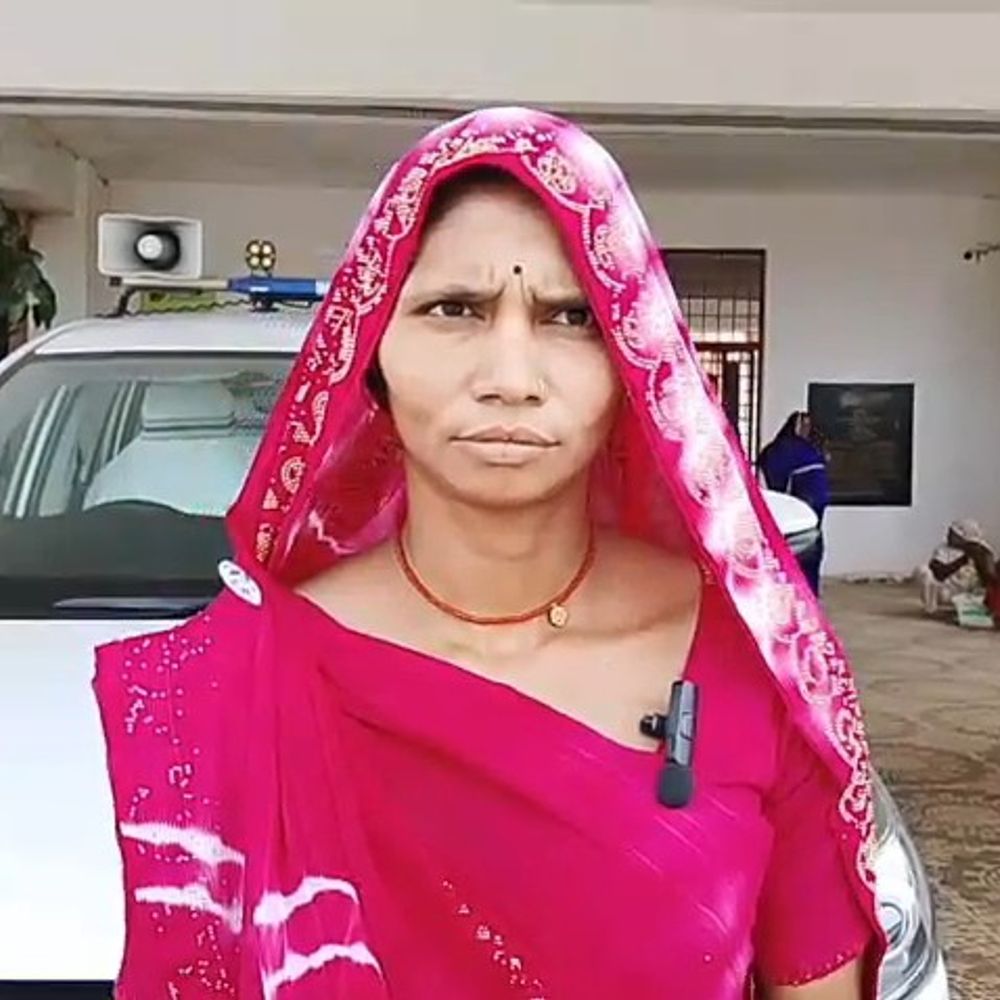 रोजगार सहायक ने भाई के खाते में भेजी राशि:महिला ने कलेक्टर से जांच मांगी, CM हेल्पलाइन शिकायत गलत बंद होने का आरोप