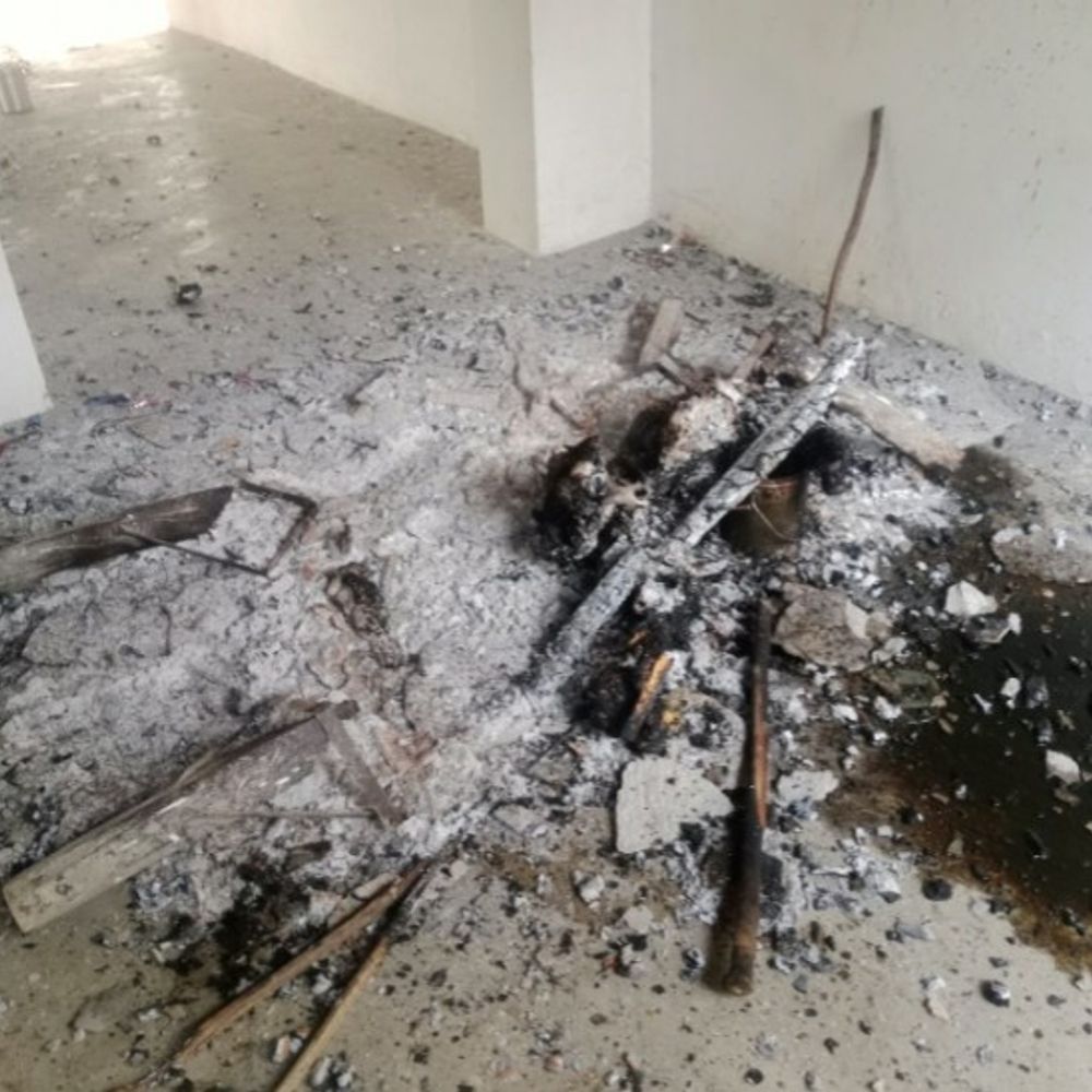 मंदिर में दो साधुओं की जली हुई लाश मिली:शाजहांपुर में एक का कंकाल, दूसरे के अवशेष बचे; ग्रामीण बोले- हत्या कर जलाए गए