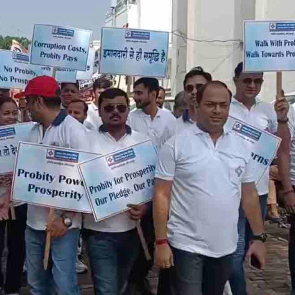 गोरखपुर में भ्रष्टाचार के खिलाफ सेंट्रल बैंक ने निकाली रैली:लोगों से सतर्क रहने की अपील, कहा- गलत दिखे तो तुरंत बताएं