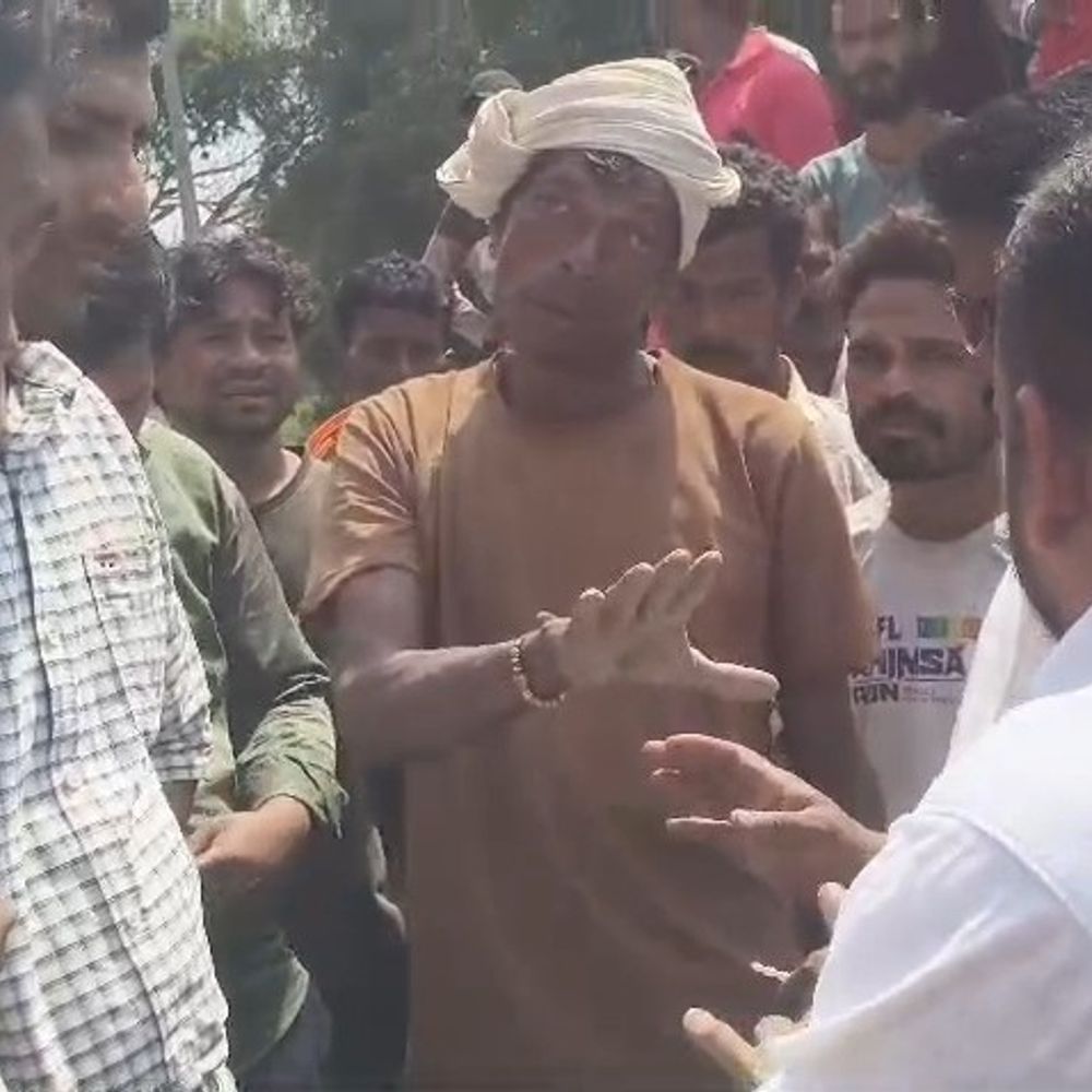 ग्रामीणों ने सड़क गड्ढों के विरोध में किया चक्काजाम:NH-30 पर 3 घंटे तक यातायात ठप रहा, अधिकारी मौके पर पहुंचे