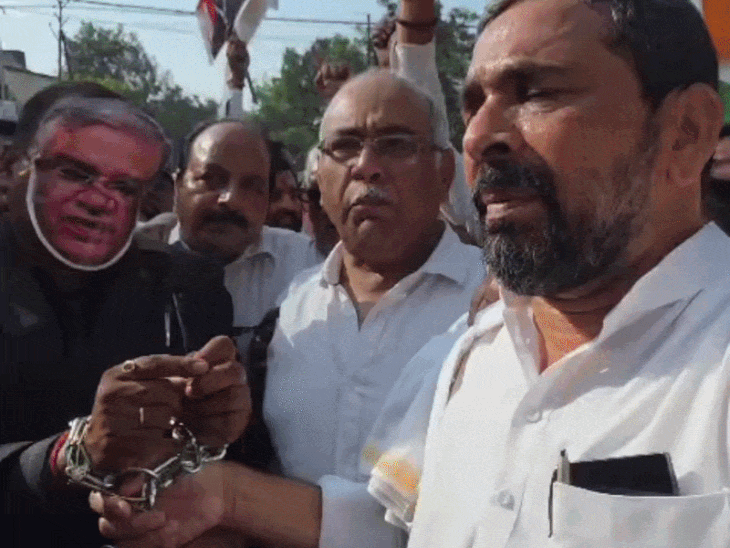 रीवा में कांग्रेस का उग्र प्रदर्शन:ज्ञानेश कुमार का रूप धरे युवक को पहनाई हथकड़ी, सड़क पर घसीटकर निकाला जुलूस, जमकर हुई नारेबाजी