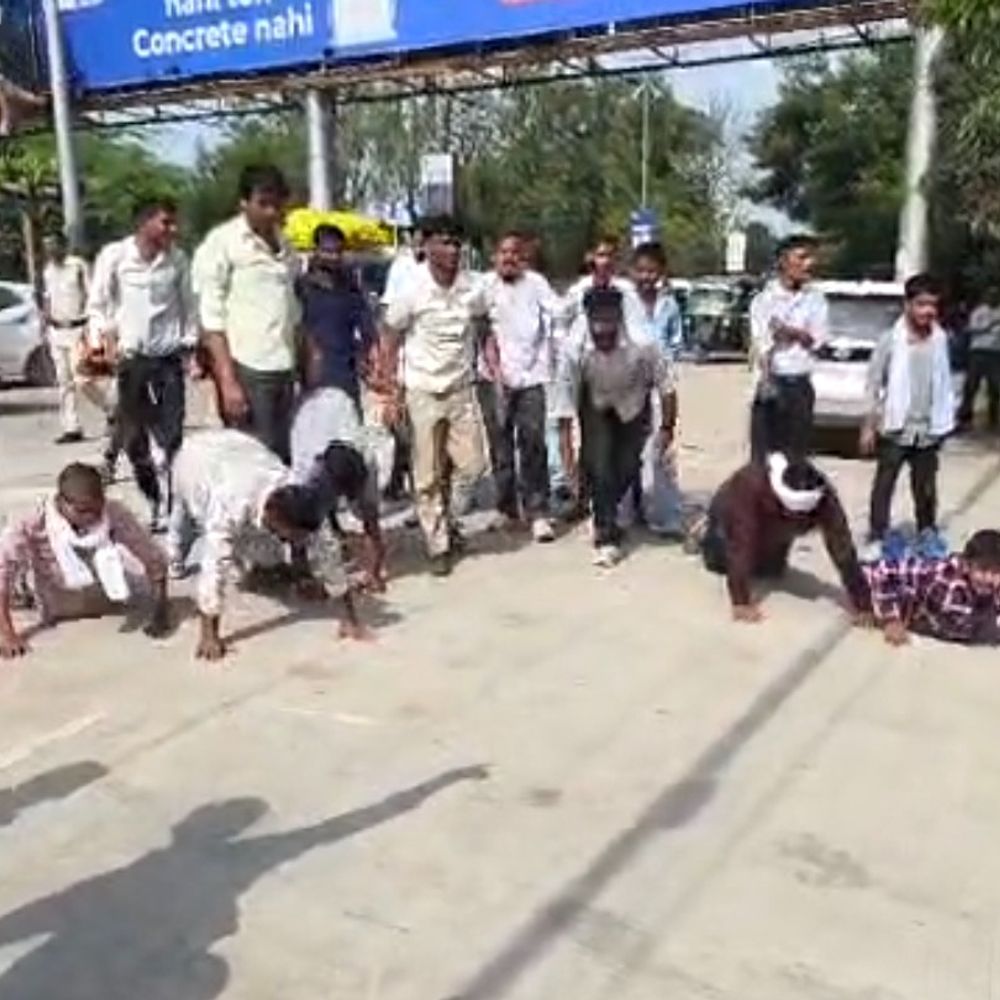 रीवा में NSUI का अनोखा प्रदर्शन:2 किमी दंडवत परिक्रमा कर कलेक्टर कार्यालय पहुंचे, 3 दिन में कार्रवाई नहीं हुई तो भूख हड़ताल