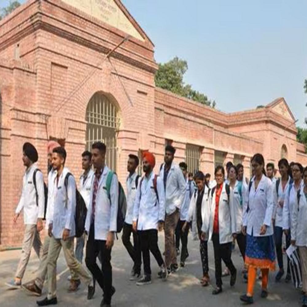अमृतसर मेडिकल कॉलेज हॉस्टल में रैगिंग की कोशिश:2025 बैच के 8 सीनियर छात्र निलंबित, 5 अक्टूबर को विशेष बैठक में होगी जांच की समीक्षा