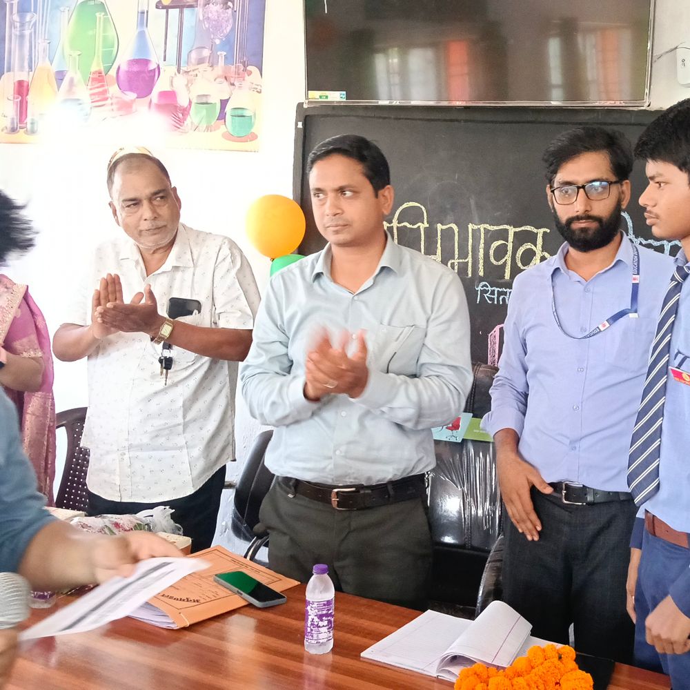 कैमूर-PTM सत्र में हुए शामिल SDM, अभिभावकों से किया संवाद:मॉडल स्कूलों में स्मार्ट क्लास से डिजिटल पढ़ाई