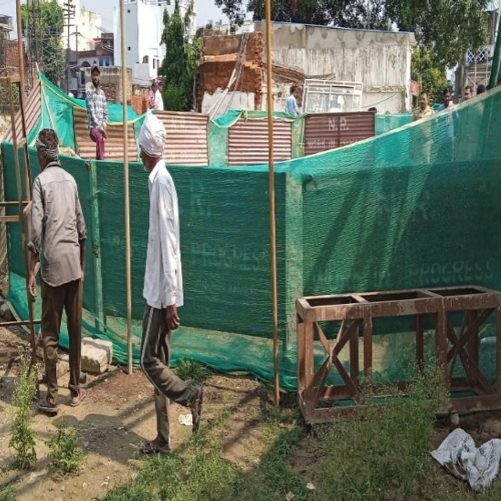 गड्ढे में युवक की मौत, रेलवे की लापरवाही:CCTV में दिखा युवक फोन पर बात करते हुए गड्ढे में गिरा, GRP तलाश कर रही मोबाइल