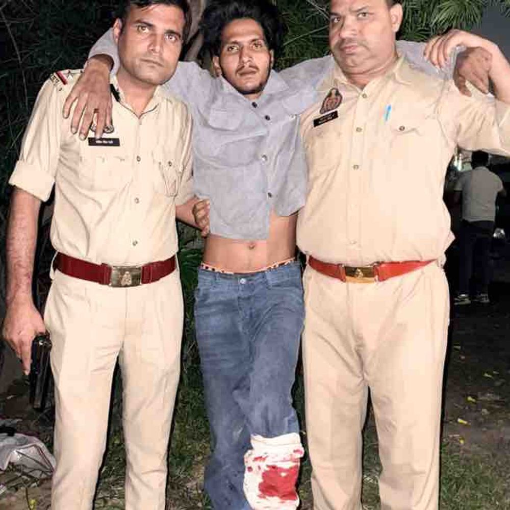 इंदिरापुरम में पुलिस मुठभेड़, स्नैचर के पैर में लगी गोली:चेन-मोबाइल स्नैचिंग का आरोपी गिरफ्तार, दिल्ली-एनसीआर में 12 से ज्यादा केस दर्ज