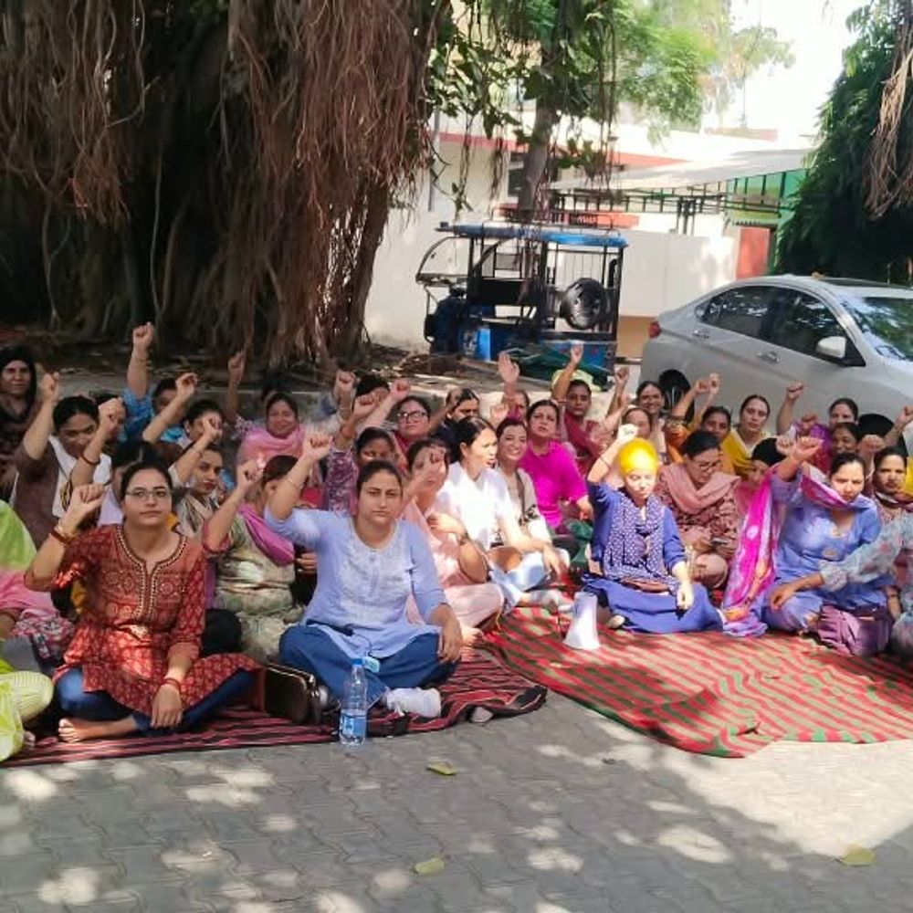 तरनतारन में NHM कर्मचारियों ने निकाला रोष मार्च:सिविल अस्पताल से बोहड़ी चौक तक प्रदर्शन; AAP कार्यकर्ताओं ने रोकने का प्रयास किया