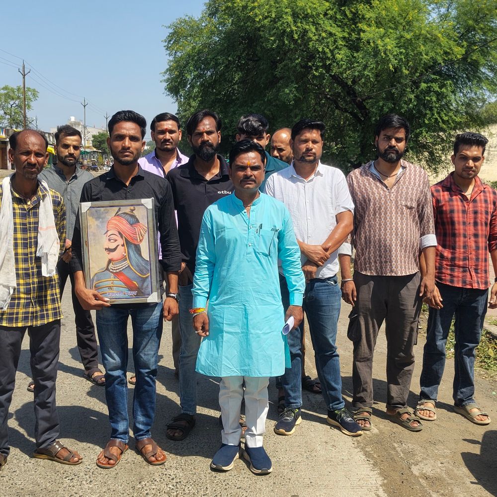 20KM पैदल चलकर कलेक्टर को ज्ञापन देने पहुंचे भाजपा पार्षद:खिलचीपुर में 10 महीने से काम अटके, 7 दिन में शुरू नहीं हुए तो अनशन की चेतावनी