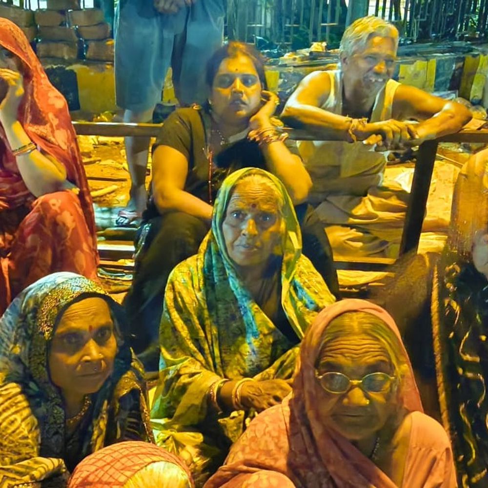 'कर्ज लेकर खरीदा दीपावली का सामान, कहां जाएं':शिवपुरी में मनिहारी दुकानें हटने से महिलाओं के सामने रोजी-रोटी का संकट, सामान लेकर बैठीं महिलाएं