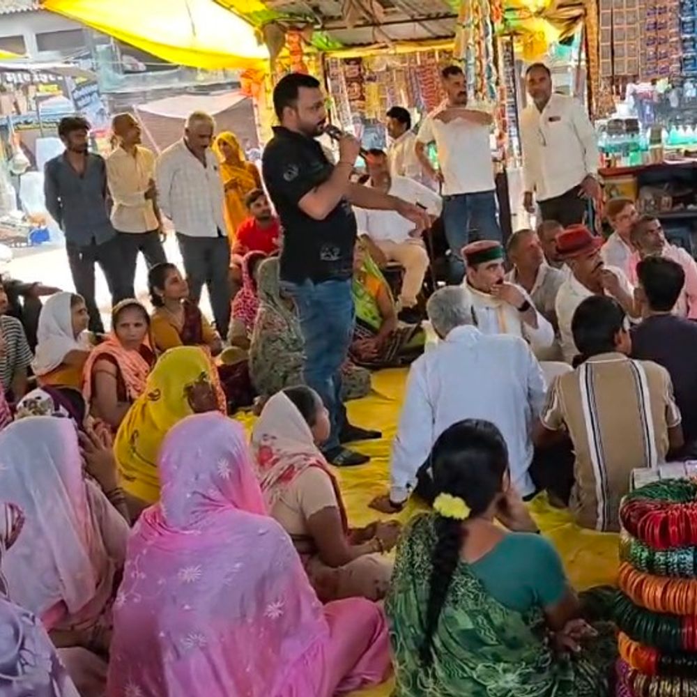 पुराने बस स्टैंड से बसें हटाने पर प्रदर्शन:मालिक-कारोबारी धरने पर बैठे, बोले-रोजी-रोटी पर असर पड़ेगा; प्रशासन ने कहा-फुटपाथ दुकानदारों को नहीं हटाएंगे