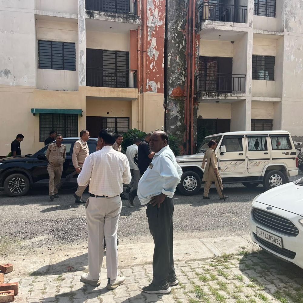 मंदिर पर कार्रवाई करने पहुंची एमडीए टीम को लौटना पड़ा:मेरठ में महिलाओं ने भजन-कीर्तन कर किया विरोध, बिना पुलिस बल के पहुंची थी टीम