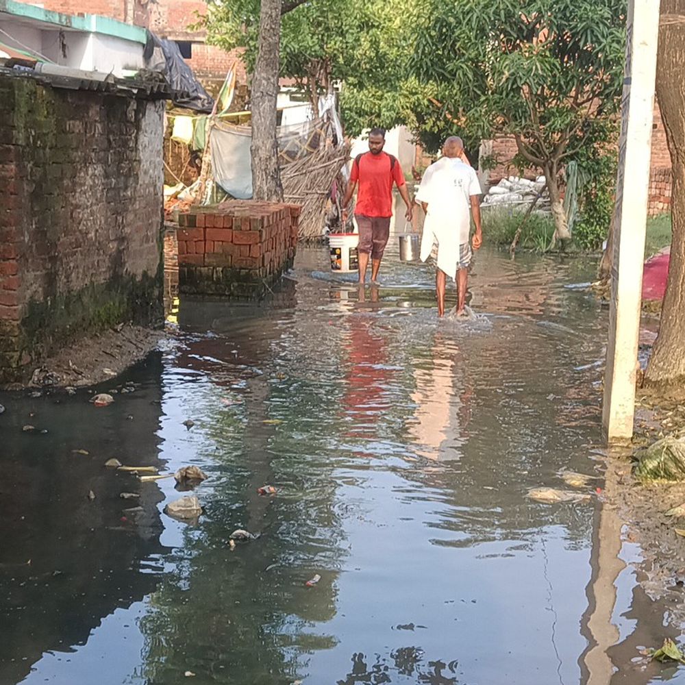 महराजगंज की दलित बस्ती में जलभराव से दिक्कतें:सड़क पर पानी जमा होने से आवागमन मुश्किल, बीमारी का डर
