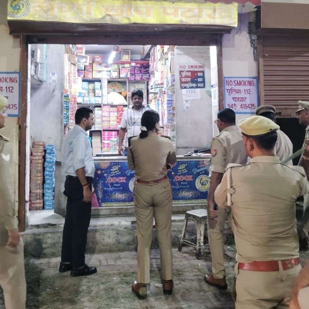 मथुरा में पटाखा दुकानों-गोदामों पर प्रशासन की सख्ती:लाइसेंस और स्टॉक की हुई जांच