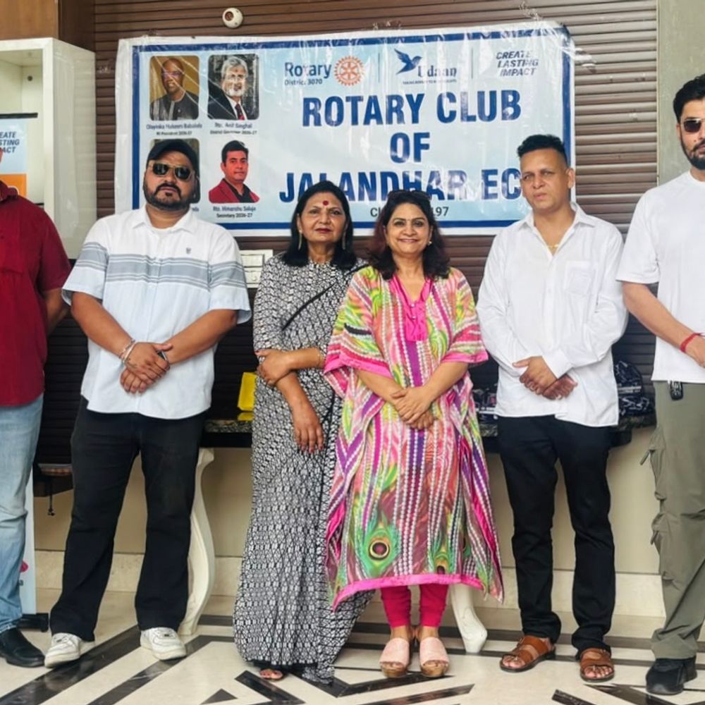 रोटरी क्लब ईको ने यूनिक होम्स में मनाया सेवा दिवस, मिठाइयां बांटीं