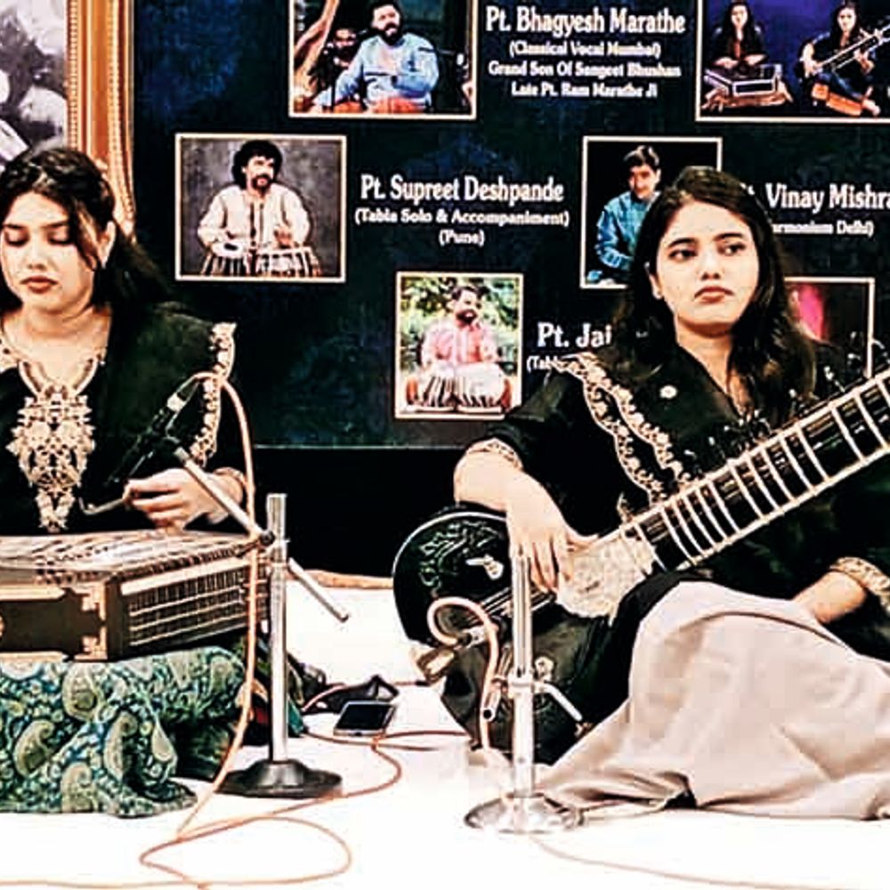 पंडित रवि शंकर की स्मृति में शास्त्रीय संगीत सम्मेलन करवाया:उज्जैन से कलाकार संस्कृति वाहने और प्राकृति वाहने ने सितार और संतूर की जुगलबंदी पेश कीं
