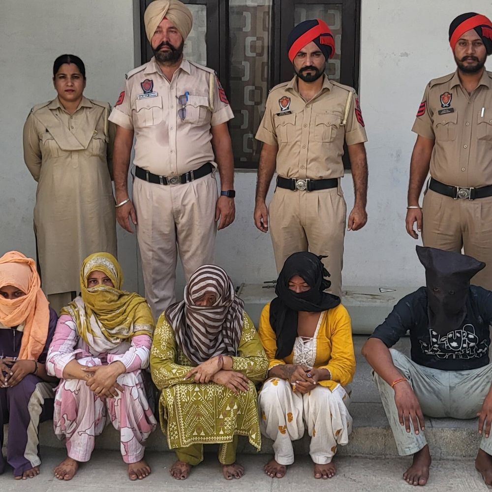 फरीदकोट में 4 महिलाओं समेत 5 तस्कर गिरफ्तार:40 ग्राम हेरोइन बरामदगी के बाद 2 अन्य साथी दबोचे; एनडीपीएस एक्ट के तहत केस दर्ज