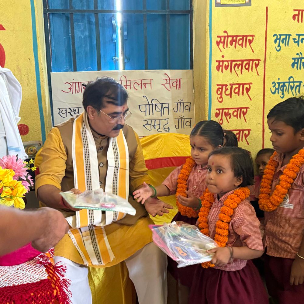 जाले विधायक ने बच्चों को फल-मिठाई बांटी, सेविका-सहायिका सम्मानित:सेवा संकल्प अभियान के तहत आंगनबाड़ी केंद्र पर हुआ कार्यक्रम