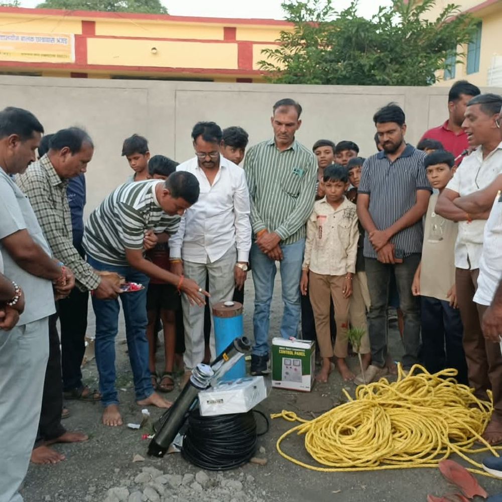 4 साल बाद 150 बच्चों को मिली पानी की राहत:बड़वानी में भाजपा मंडल ने बॉयज हॉस्टल में मोटर-पंप, केबल और पाइप भेंट किए