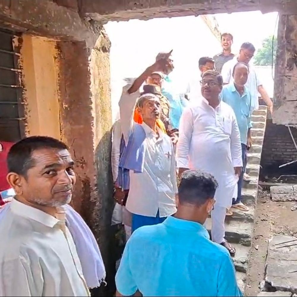 खगड़िया में जर्जर स्कूल की सीढ़ी गिरी, छात्रा की मौत:विधायक बबलू मंडल ने परिजनों से मिलकर नया भवन बनाने के निर्देश दिए