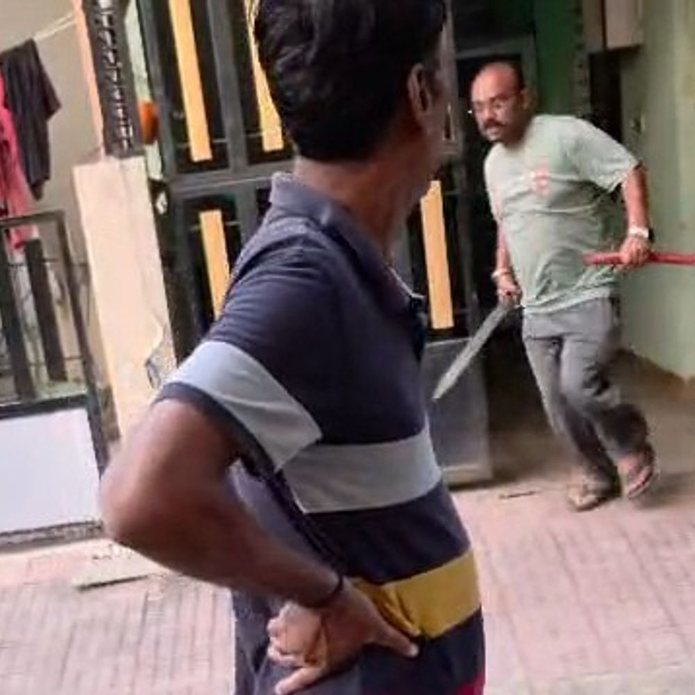 उज्जैन में रहवासी ने सीवरेज कर्मचारियों को तलवार लेकर दौड़ाया:चैंबर गहरा करने से मना करने पर विवाद; वीडियो आया सामने
