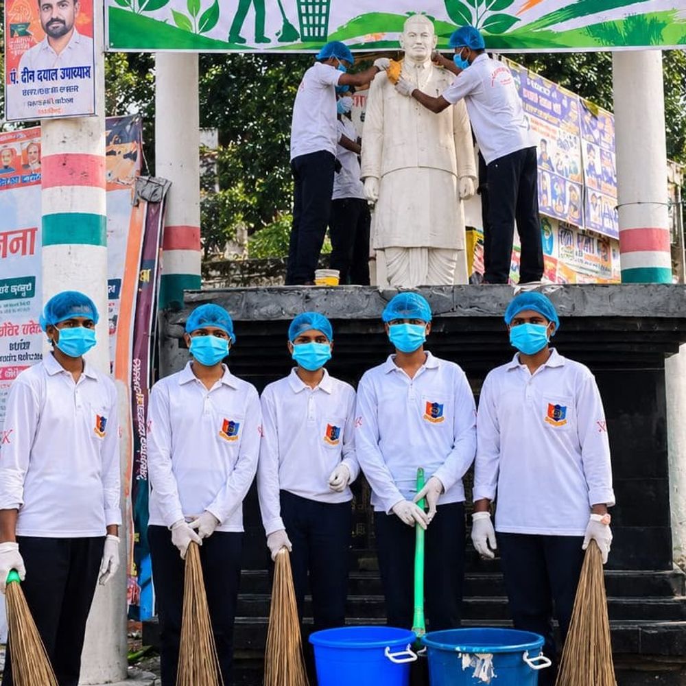 महराजगंज में स्वच्छता अभियान:एनसीसी कैडेट्स और एनएसएस के स्वयंसेवकों ने स्मारकों की सफाई की
