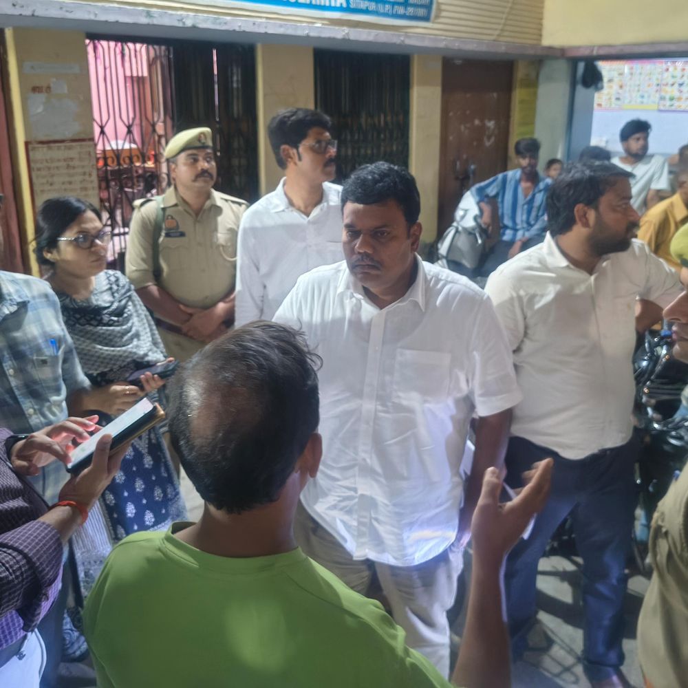 डीएम ने रात में रैन बसेरों का औचक निरीक्षण किया:सीतापुर में बाढ़ प्रभावितों से हाल जाना, भोजन-पानी पहुंचाने के निर्देश