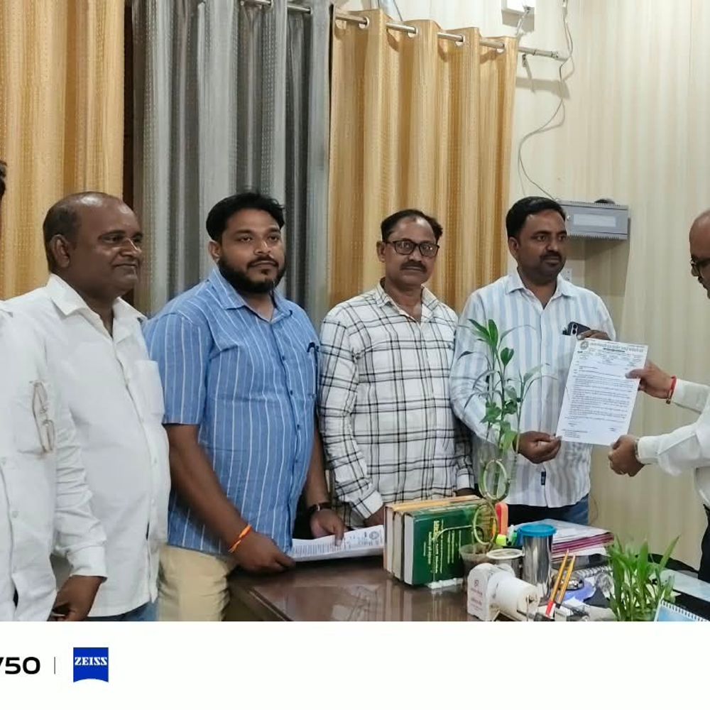 बलिया डीपीआरओ से मिले सफाईकर्मी:बकाया भुगतान और विशेष अवकाश मांग, सुरक्षा किट देने की उठाई आवाज