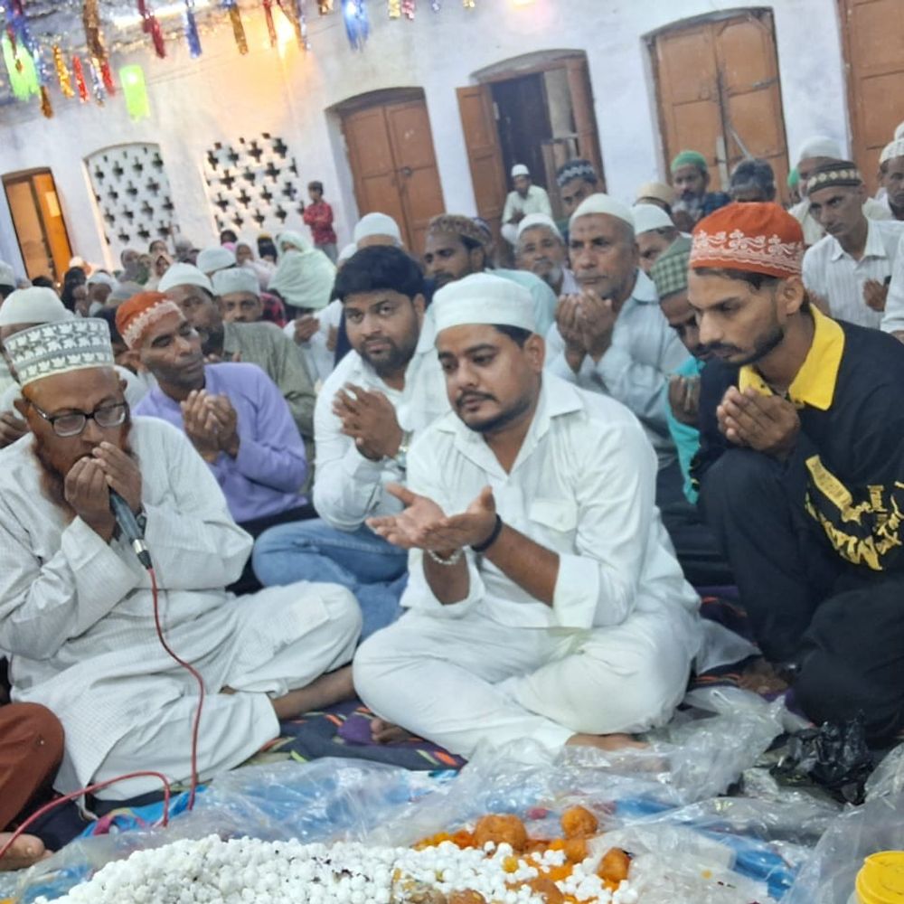 संभल में सालाना उर्स का कुल शरीफ के साथ समापन:अमन-चैन की दुआ में उठे सैकड़ों हाथ, रातभर सजी महफिल-ए-समा