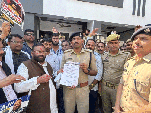 लखनऊ में स्वामी प्रसाद मौर्य को पुलिस ने रोका:DGP को ज्ञापन देने जा रहे थे, 8 आपराधिक मामलों में गिरफ्तारी की मांग