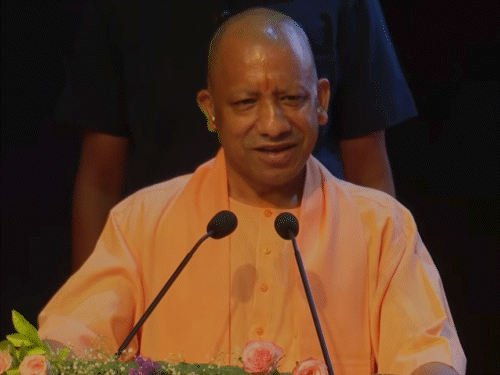 योगी बोले- शॉर्टकट का रास्ता दुर्गति का कारण बनता है:औपचारिकता पर संजय प्रसाद की खिंचाई की; 26 जांबाज पुलिसकर्मियों को मेडल बांटे