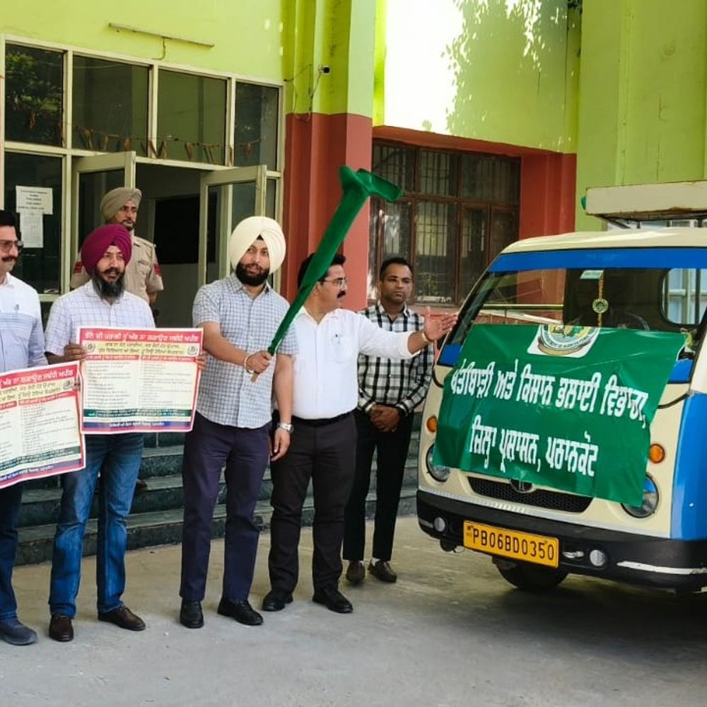 पराली जलाने से रोकने को जागरूकता वैन रवाना:पठानकोट में 40 दिन चलेगा अभियान; किसानों को फायदे बताएगा कृषि विभाग