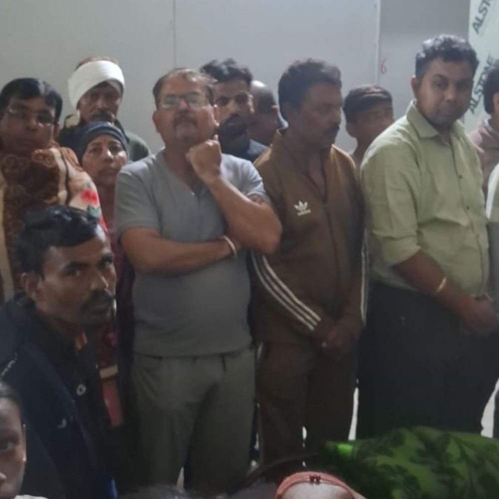 आलीराजपुर के 145 श्रद्धालु उत्तराखंड में रास्ते में फंसे:ट्रेवल एजेंसी ने रोक दी बसें, यात्रा आयोजक पर पिछला पैसा बकाया बाकी