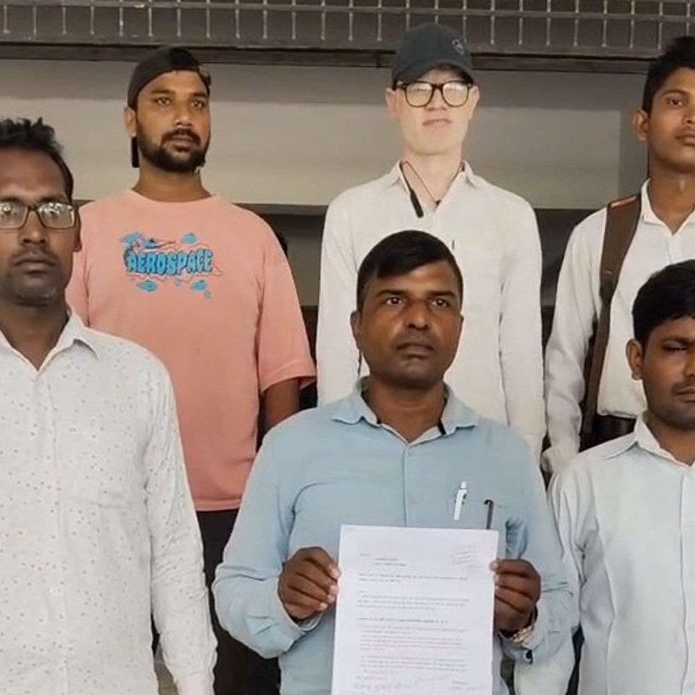 भदोही में जल जमाव से परेशान ग्रामीण:नाली और सड़क बनाने की मांग की, लोग बोले- प्रधान ने मना किया