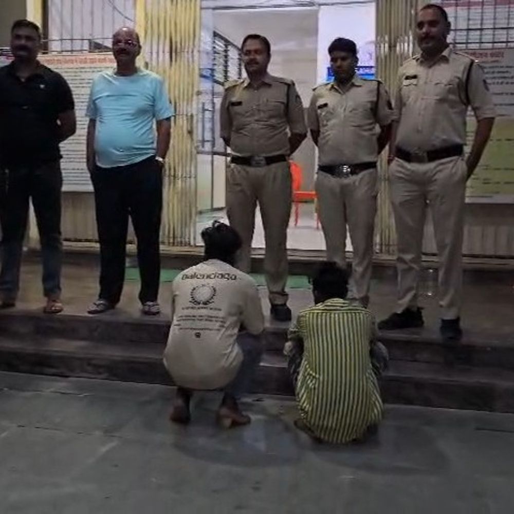 अंतरराज्यीय गांजा तस्कर रेलवे फाटक से गिरफ्तार:दो आरोपियों से 11 किलो से ज्यादा गांजा बरामद