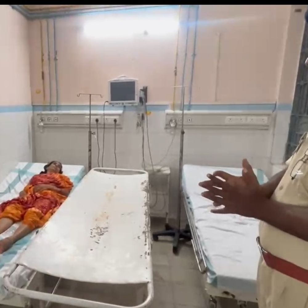 पुलिस वाहन की टक्कर से वृद्ध महिला घायल:टक्कर मारकर भागा वाहन, डायल 112 ने पहुंचाया अस्पताल; इलाज में देरी पर हंगामा