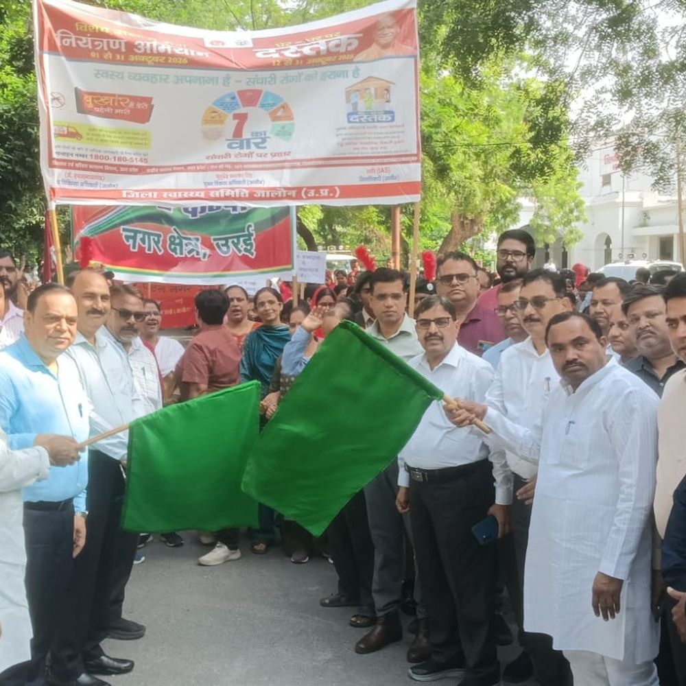जालौन में जागरूकता रैली का शुभारंभ:डीएम ने हरी झंडी दिखाकर रवाना की जागरूकता रैली
