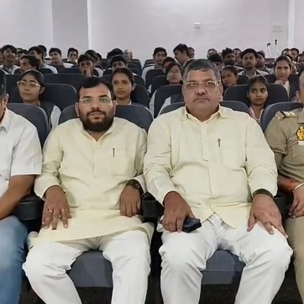स्कूल में परिवहन विभाग ने चलाया सड़क सुरक्षा अभियान:बिजनौर में छात्रों को बताए यातायात नियम, एआरटीओ और भाजपा नेता भी हुए शामिल