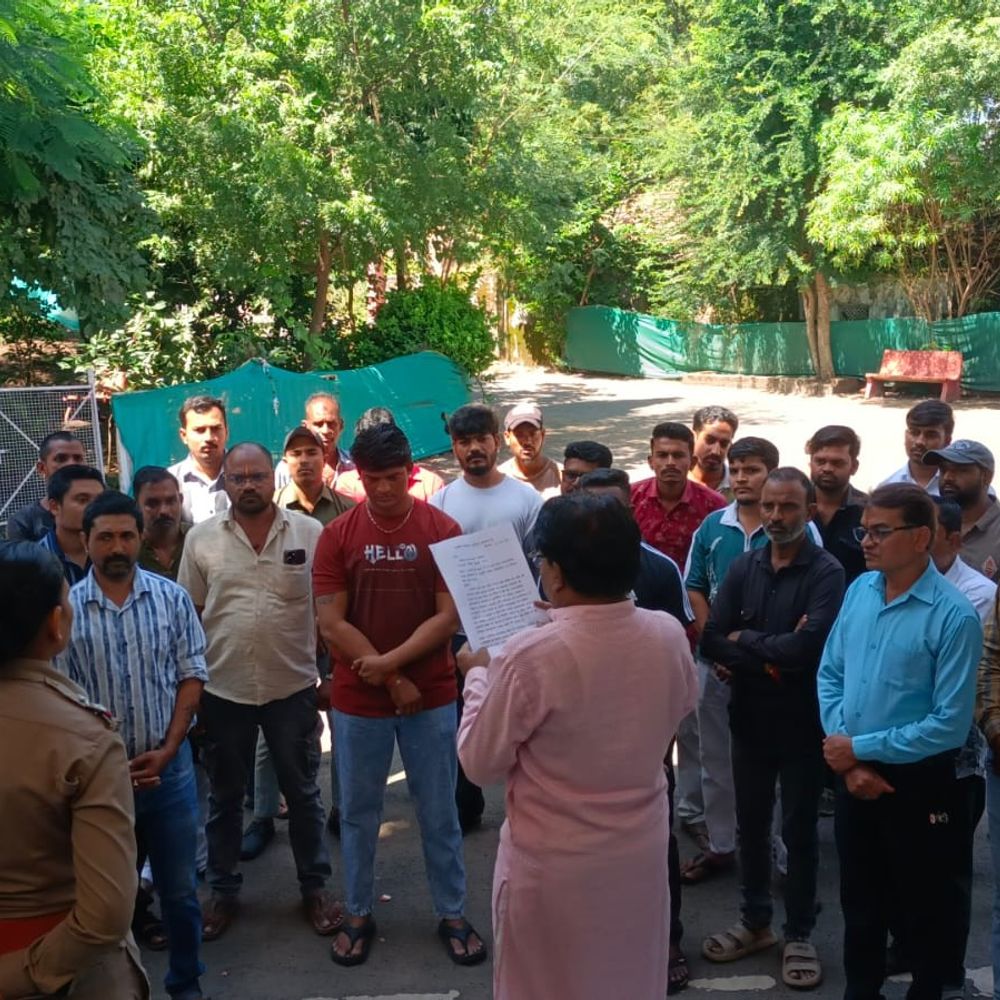 पेटलावद में व्यावसायिक गरबा आयोजनों पर रोक की मांग:लोगों ने पुलिस से कहा- आस्था की जगह दिखावा कर पैसे कमाए जाते
