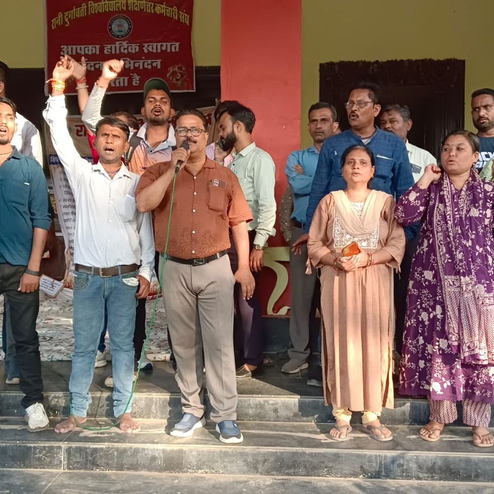 RDU में अनुकंपा नियुक्ति नहीं मिलने से परेशान परिजन:जबलपुर में कहा- स्कूल फीस भरने के पैसे नहीं, हमें इच्छामृत्यु की अनुमति दे दो