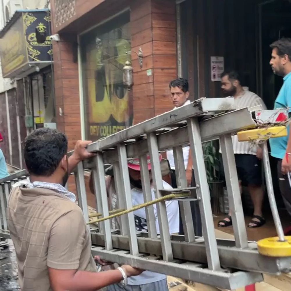 खन्ना में कपड़ों के शोरूम में आग, दो मंजिलें जलीं:लाखों का कपड़ा जला, फायर सेफ्टी इंतजाम नहीं; संकरी गली में फंसी फायर ब्रिगेड