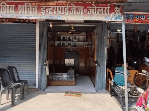 90 लाख के जेवर चोरी, 2 साल से जांच अटकी:पुलिस से निराश पीड़ित ट्रेन में जान देने निकला, यात्री ने समझाकर रोका; एसएसपी से गुहार लगाने पहुंचा