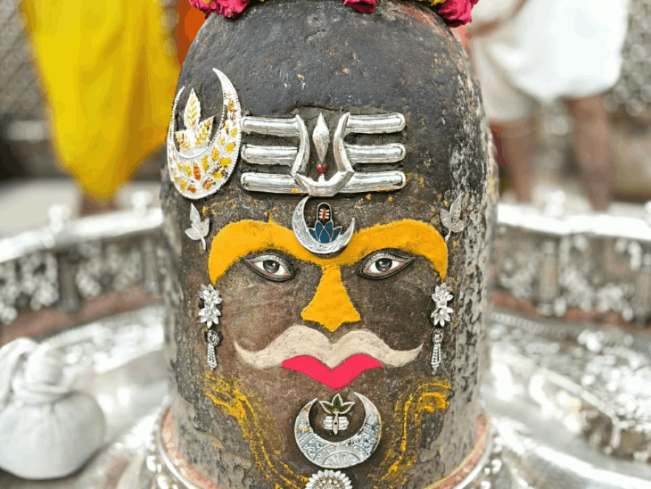 गुरुवार को भस्म आरती में महाकाल को भांग-चंदन से सजाया:रजत मुकुट और मुंडमाला धारण कर साकार स्वरूप में दिए दर्शन