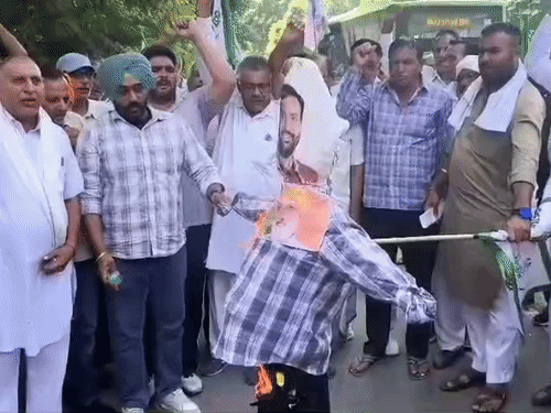 पोर्टल मिसमैच को लेकर यमुनानगर में किसानों का प्रदर्शन:सीएम-कृषि मंत्री के पुतले फूंके, समाधान न होने पर जिला सचिवालय में धान गिराने की चेतावनी
